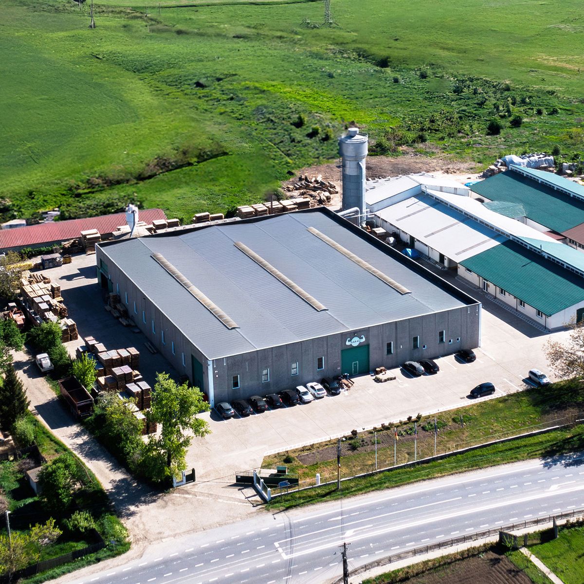 Vedere aeriană a fabricii SARAL din Bălțați, județul Iași, cu depozitul de lemn și terenurile agricole din jur