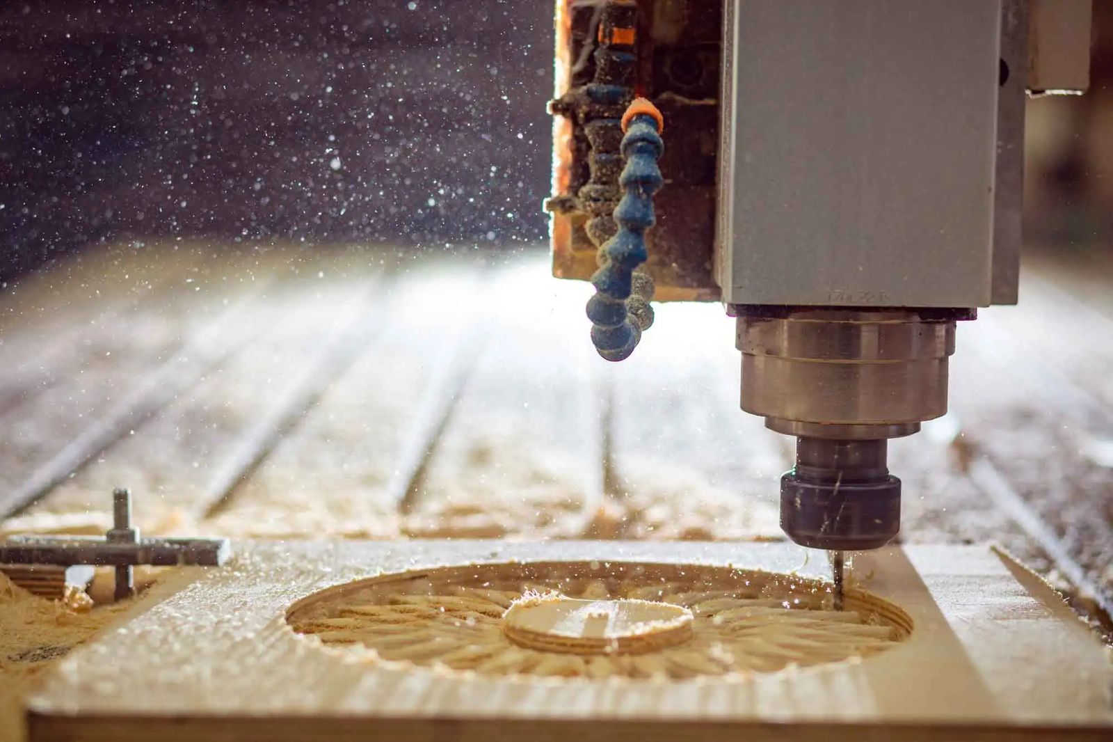 Ax CNC care sculptează un relief într-o piesă de lemn