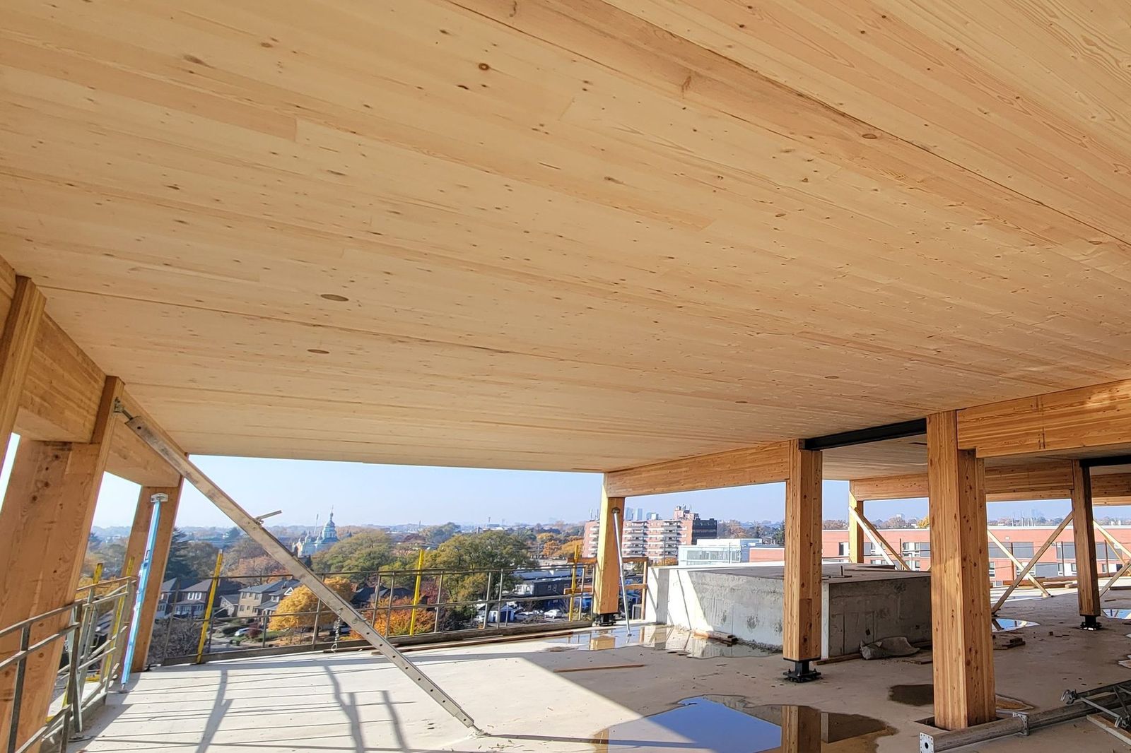 Holzgebäude im Bau mit einer Brettsperrholzdecke auf Brettschichtholzträgern und -stützen