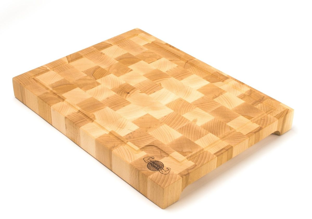 Tabla de cortar de testa de haya con un damero de bloques claros y oscuros, un canal recogejugos y huecos laterales, sobre fondo blanco