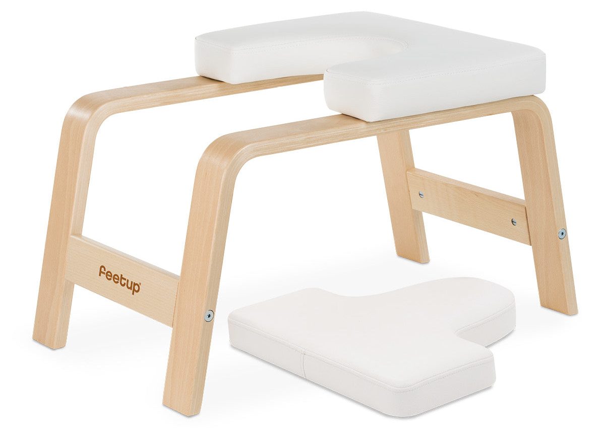 FeetUp Trainer mit Seitenteilen aus Buchen-Formsperrholz, weißem Kissen oben und einem zweiten, abnehmbaren Kissen daneben