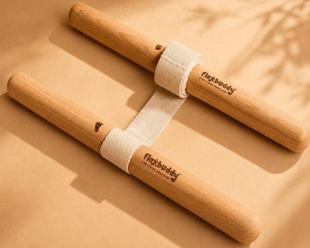 FlexBuddy stretching device: two beech bars with engraved logos joined by a natural cotton strap
