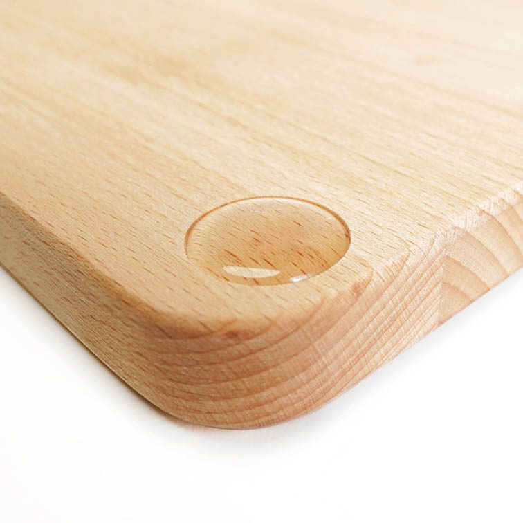 Detaliu al colțului plăcii WoodPower PowerBoard din fag uleiat, cu un picior antiderapant din silicon încastrat într-un locaș frezat
